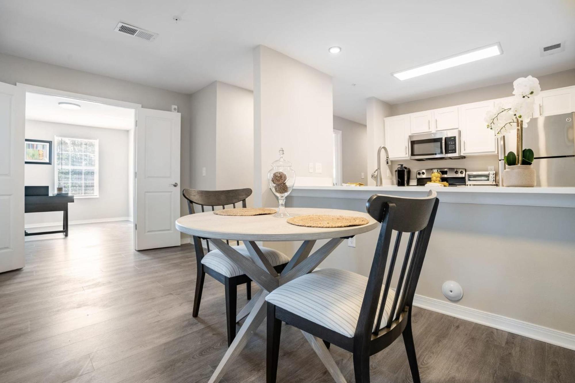 One Bedroom Apartment Near Downtown Ралей Екстериор снимка